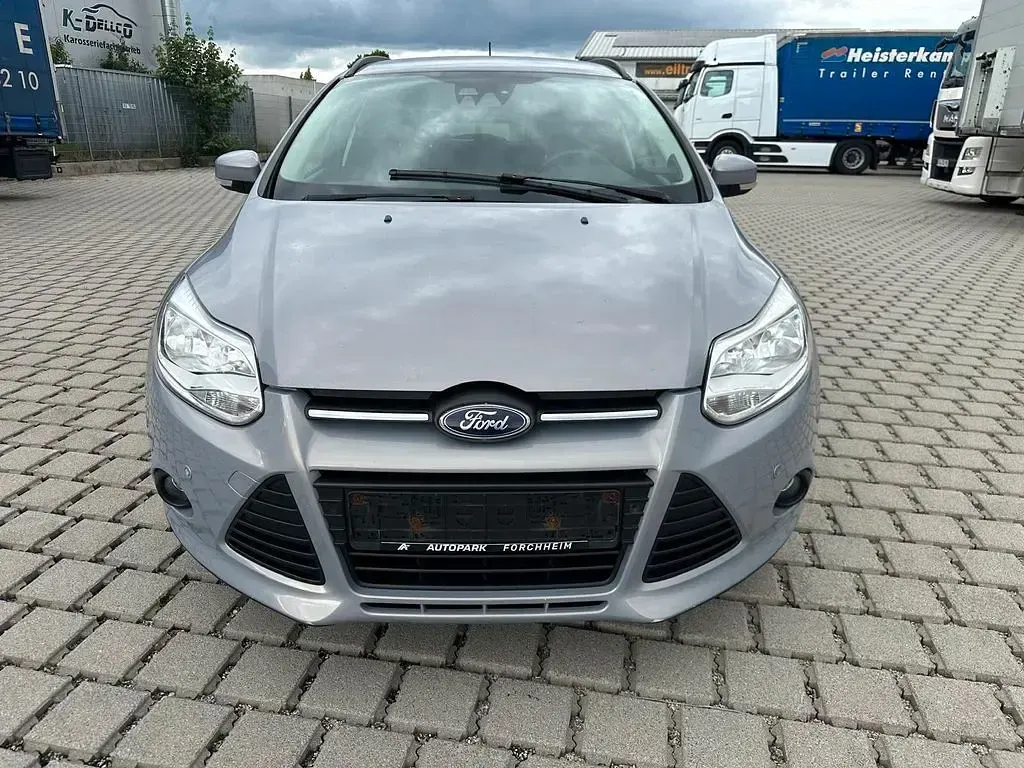 Gebraucht Ford Focus Trend 116 PS (85 kW) 2011 Grau Limousine