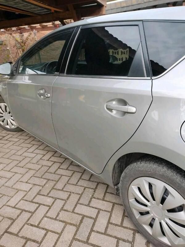 Grau Gebraucht 2017 Toyota Auris Hybrid Limousine | 14.500 € (Fairer Preis) - Bild 1/4