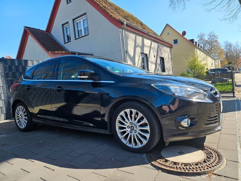 Schwarz Gebraucht 2011 Ford Focus Titanium Limousine | 5.499 € (Guter Preis) - Bild 1/4