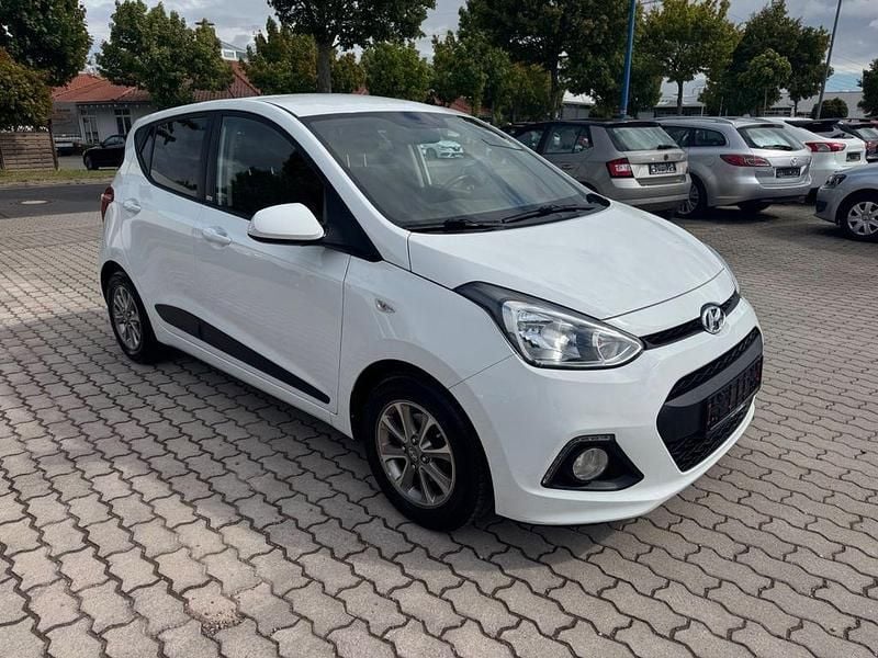 Weiß Gebraucht 2016 Hyundai i10 Passion Kleinwagen | 5.899 € (Superpreis) - Bild 1/4