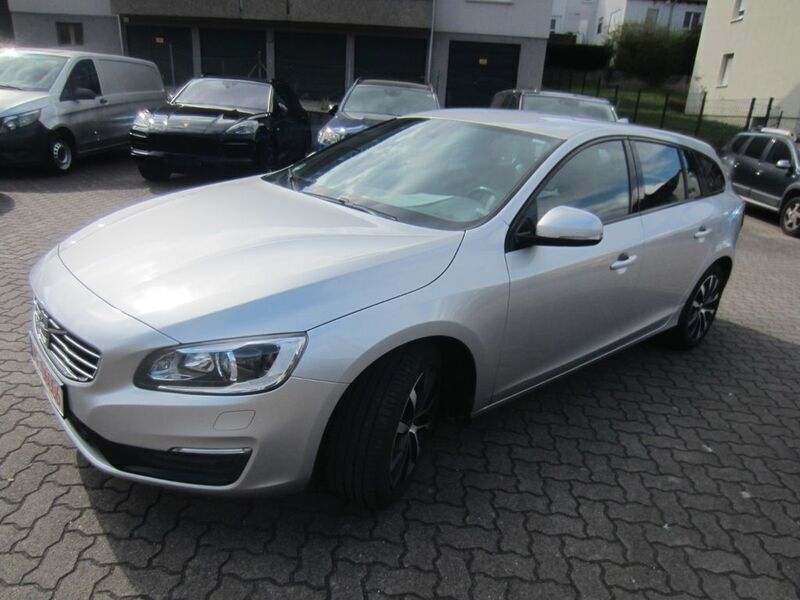 Bright silver metallic / metal Gebraucht 2018 Volvo V60 Linje Svart Kombi | 14.750 € (Fairer Preis) - Bild 1/4