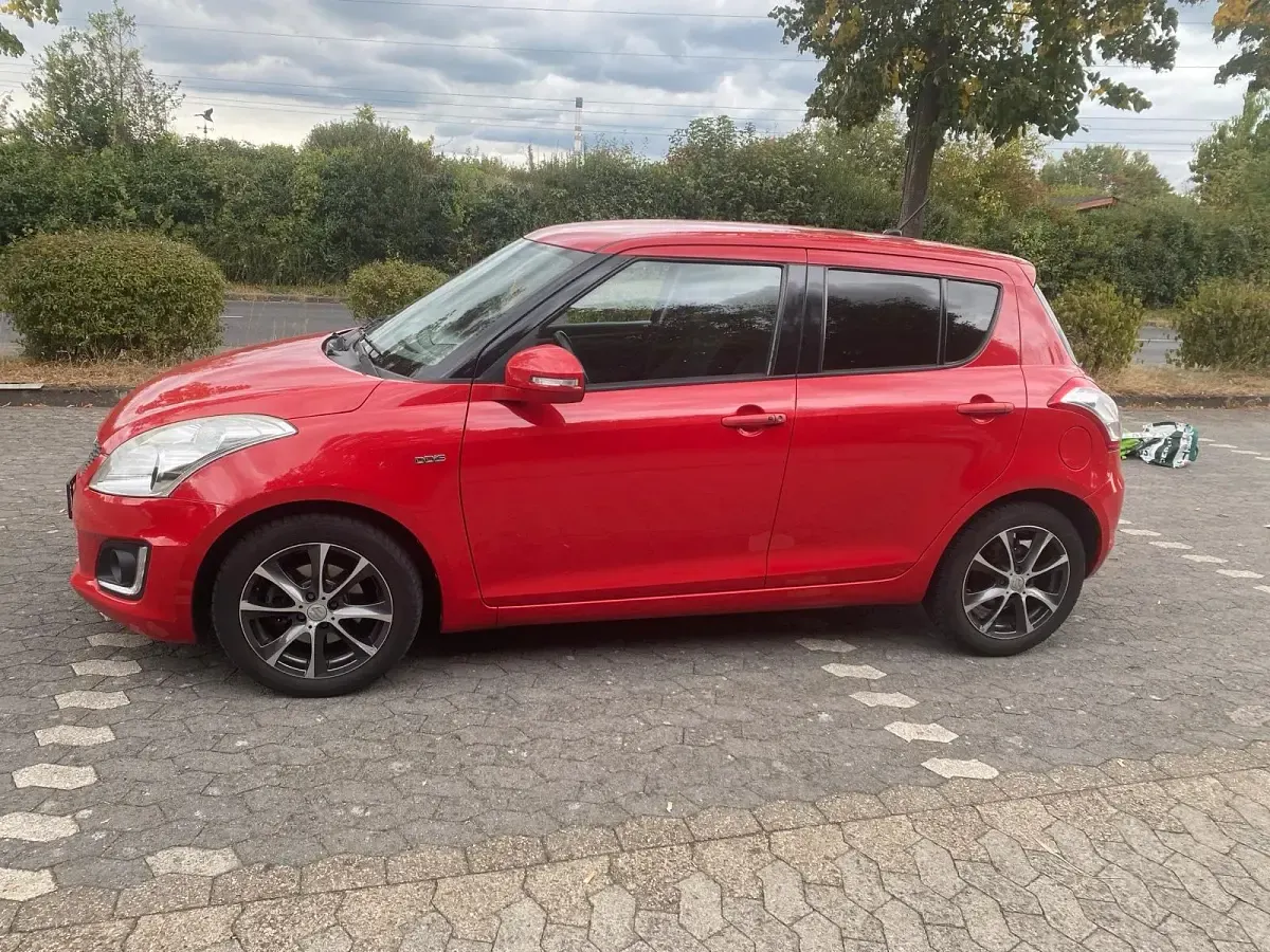 Gebraucht Suzuki Swift 90 PS (66 kW) 2013 Rot Kleinwagen