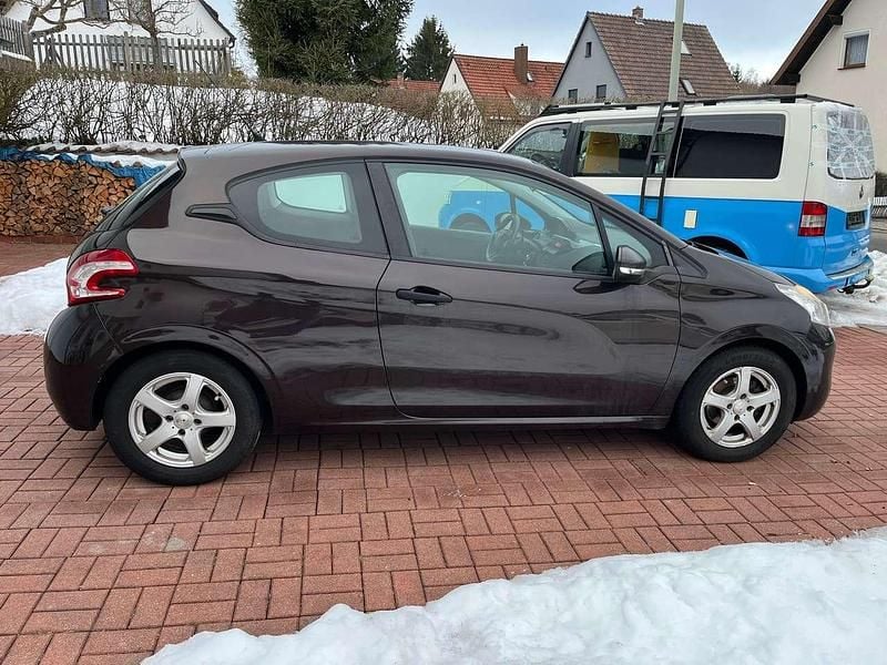 Gebraucht Peugeot 208 Access 68 PS (50 kW) 2013 Lackierung rot schwarz/met. Kleinwagen