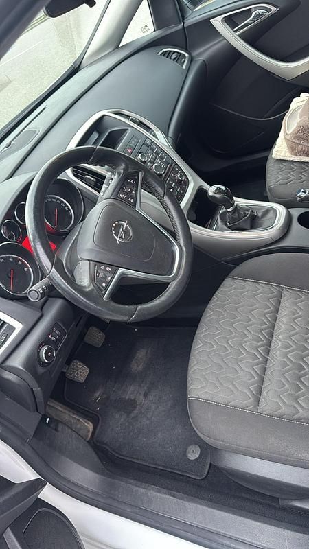 Second-hand Opel Astra 87 CP (63 kW) 2013 Alb Berlinǎ