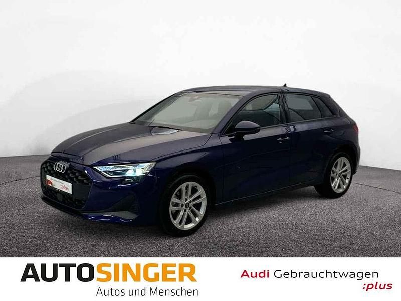Navarrablau metallic Gebraucht 2024 Audi A3 Sportback Sport Kleinwagen | 36.940 € (Fairer Preis) - Bild 1/4