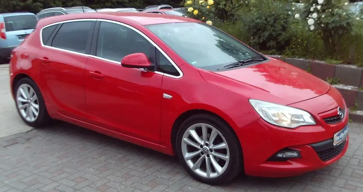 Gebraucht Opel Astra Design Edition 140 PS (102 kW) 2012 Rot Limousine