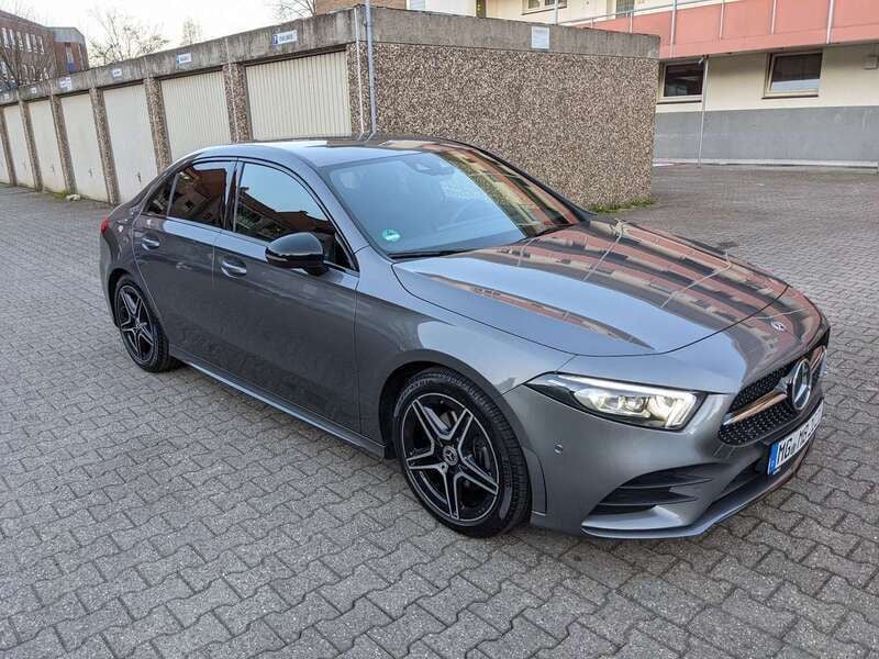 Grau Gebraucht 2019 Mercedes A200 AMG line Limousine | 24.900 € (Teuer) - Bild 1/4