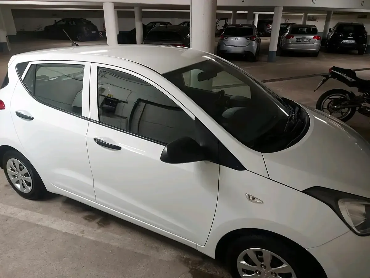Gebraucht Hyundai i10 67 PS (49 kW) 2015 Weiß Kleinwagen