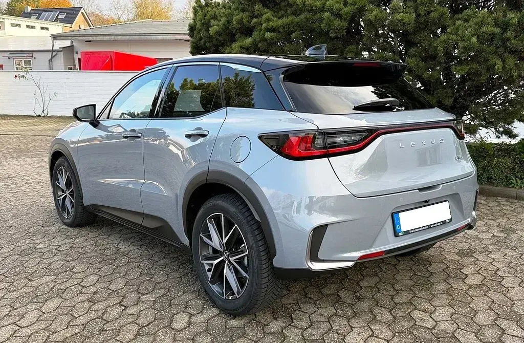 Gebraucht Lexus LBX 136 PS (100 kW) 2024 Grau SUV