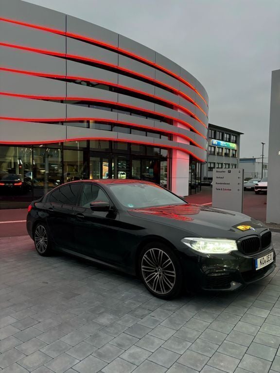 Schwarz Gebraucht 2019 BMW 520 M Sport Limousine | 25.999 € (Fairer Preis) - Bild 1/4