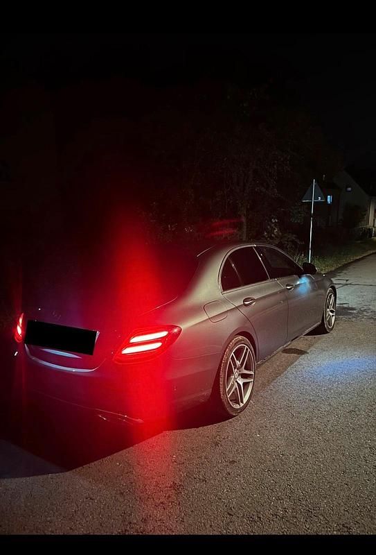 Grau Gebraucht 2017 Mercedes E220 AMG line Limousine | 23.490 € - Bild 1/4