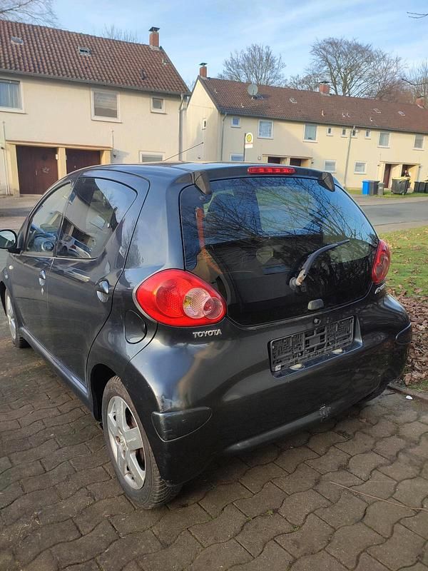 Gebraucht Toyota Aygo 68 PS (50 kW) 2006 Grau Kleinwagen