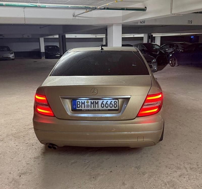 Gebraucht Mercedes C180 Elegance 156 PS (114 kW) 2012 Beige Limousine