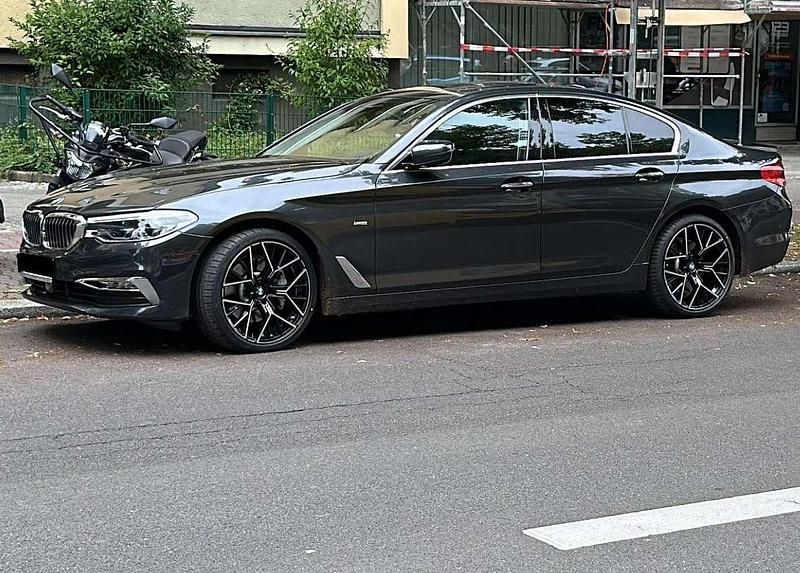 Grau Gebraucht 2018 BMW 530 Luxury Line Limousine | 34.999 € (Fairer Preis) - Bild 1/4