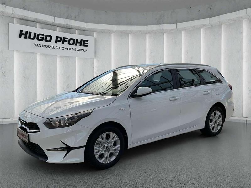 Carraraweiss uni Neu 2025 Kia Ceed Vision Kombi | 23.290 € (Fairer Preis) - Bild 1/4