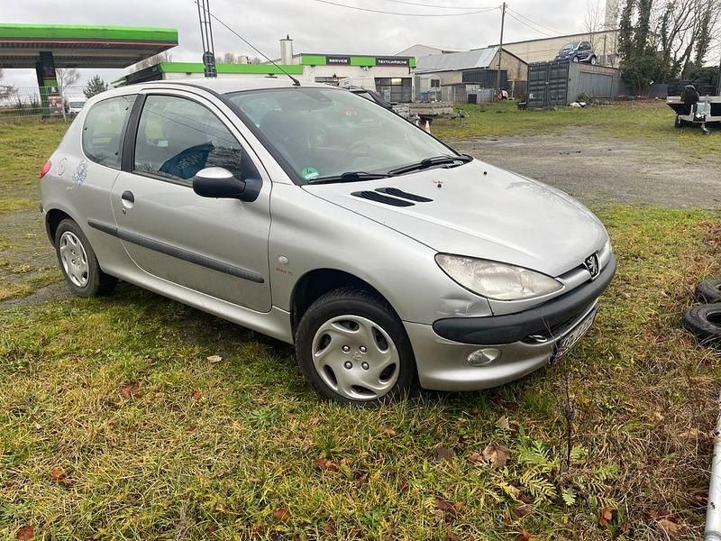 Grau Gebraucht 2001 Peugeot 206 Premium Limousine | 1.200 € (Fairer Preis) - Bild 1/4