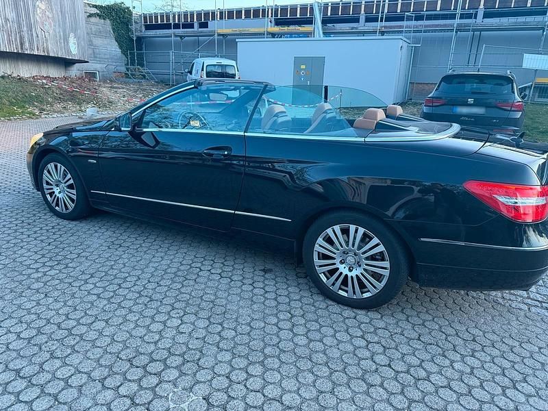 Gebraucht Mercedes E220 170 PS (125 kW) 2011 Schwarz Cabrio