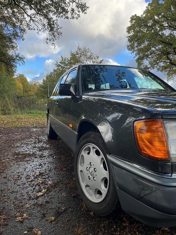 Gebraucht Mercedes 200 118 PS (86 kW) 1990 Schwarz Kombi