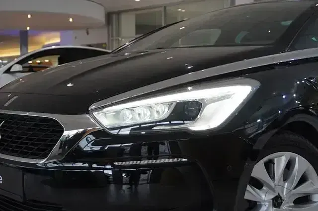 Gebraucht DS Automobiles DS5 179 PS (131 kW) 2016 Noir perla nera metallic Kleinwagen