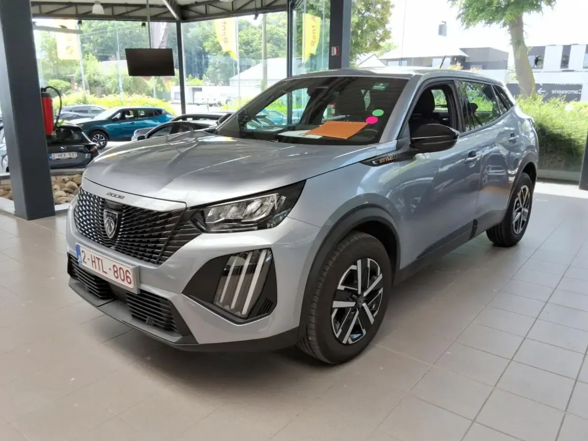 Gebraucht Peugeot 2008 Style 131 PS (96 kW) 2025 Silber SUV