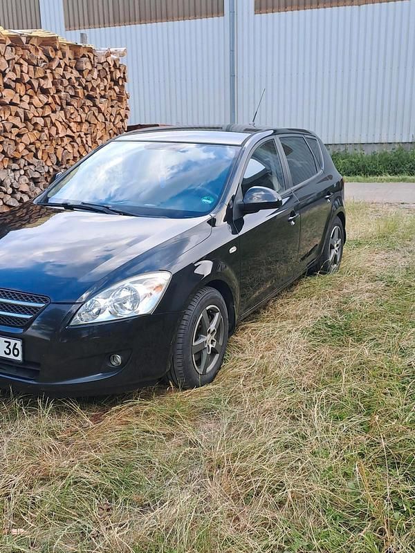Schwarz Gebraucht 2010 Kia Ceed Limousine | 3.650 € (Guter Preis) - Bild 1/4
