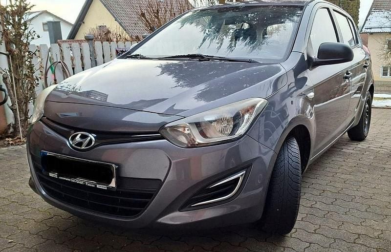Grau Gebraucht 2014 Hyundai i20 Classic Limousine | 3.950 € (Superpreis) - Bild 1/4