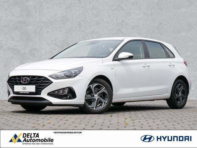Serenity white / mic Gebraucht 2022 Hyundai i30 Select Limousine | 18.990 € (Fairer Preis) - Bild 1/4