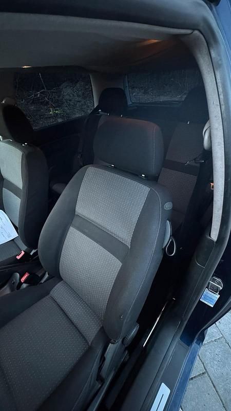 Second-hand VW Golf 75 CP (55 kW) 2003 Albastru Coupe