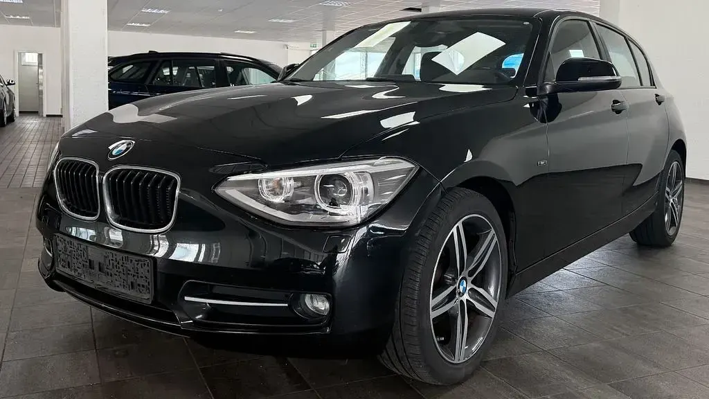 Gebraucht BMW 118 Sport Line 143 PS (105 kW) 2015 Saphirschwarz Kleinwagen