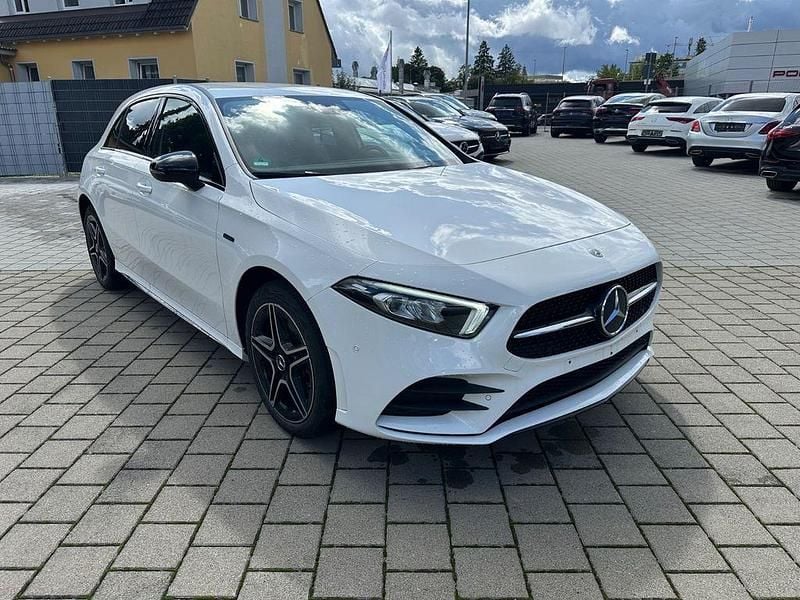 Weiß Gebraucht 2021 Mercedes A250 AMG Limousine | 24.900 € (Guter Preis) - Bild 1/4