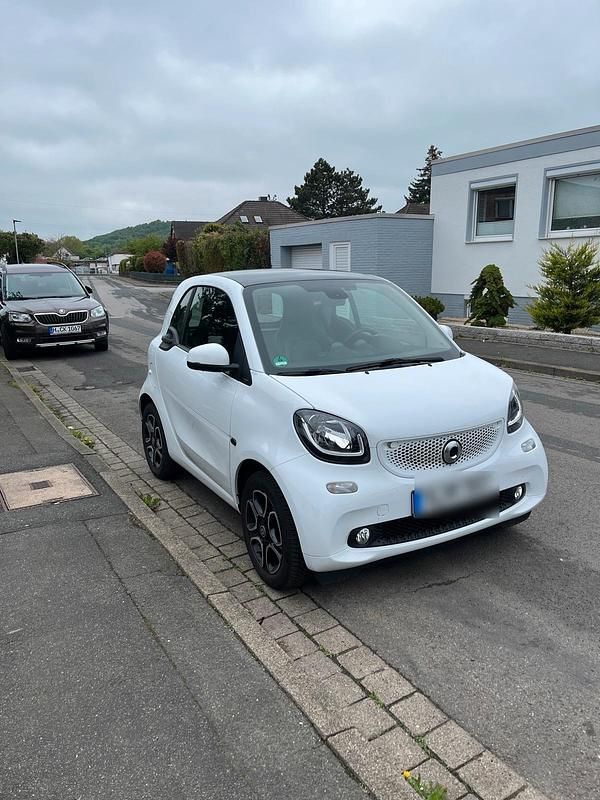 Weiß Gebraucht 2018 Smart ForTwo Coupé Kleinwagen | 12.800 € (Superpreis) - Bild 1/4