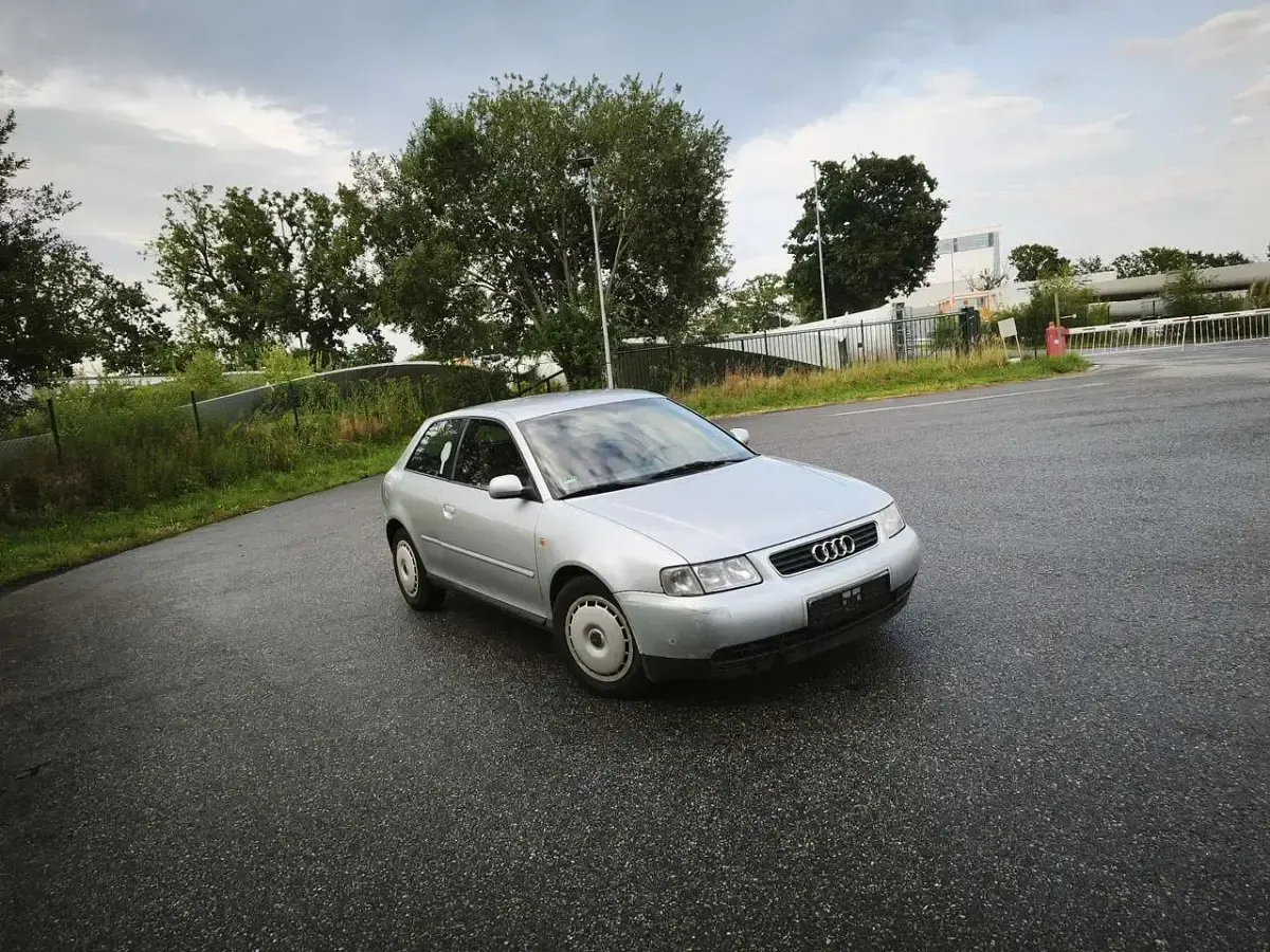 Gebraucht Audi A3 Attraction 90 PS (66 kW) 1999 Silber Kleinwagen