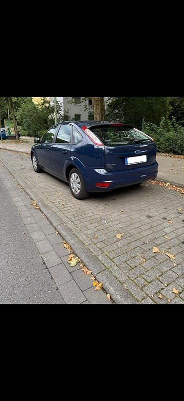 Blau Gebraucht 2011 Ford Focus Limousine | 2.350 € (Superpreis) - Bild 1/4