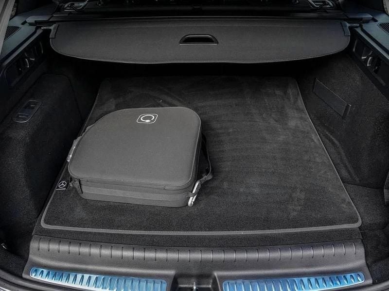 Gebraucht Mercedes C300e Avantgarde 204 PS (150 kW) 2024 Grau Limousine