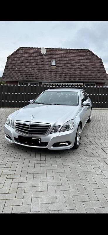 Silber Gebraucht 2009 Mercedes E220 Limousine | 7.490 € (Etwas zu teuer) - Bild 1/4