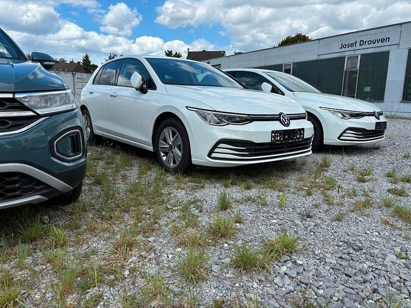 Weiß Gebraucht 2024 VW Golf VIII Limousine | 23.990 € (Guter Preis) - Bild 1/4