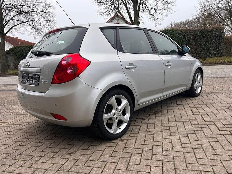 Gebraucht Kia Ceed 143 PS (105 kW) 2009 Silber Kleinwagen