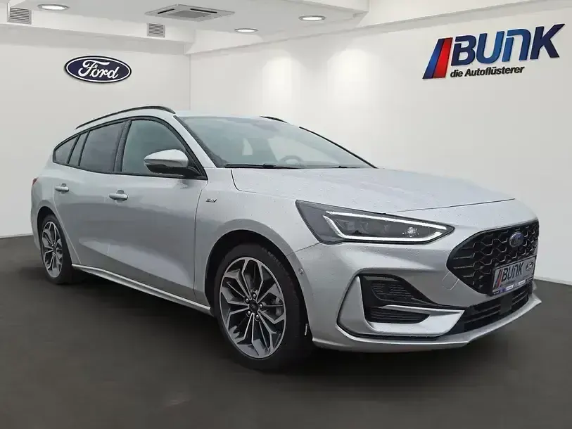 Gebraucht Ford Focus ST-Line X 155 PS (114 kW) 2022 Moodust silver met. Limousine