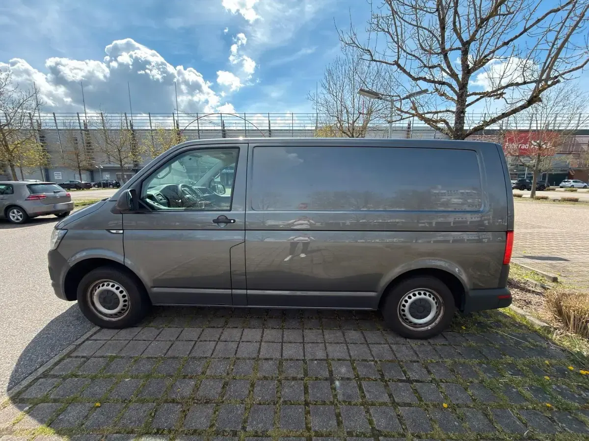 Gebraucht VW T6 150 PS (110 kW) 2018 Grau Van