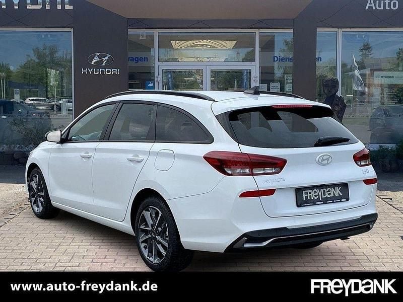 Neu Hyundai i30 101 PS (74 kW) 2025 Atlas white Kombi