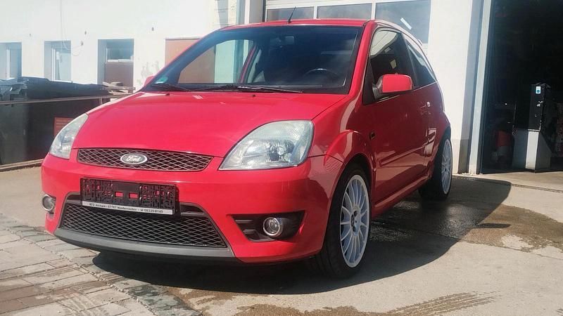 Rot Gebraucht 2005 Ford Fiesta ST Kleinwagen | 4.500 € - Bild 1/4