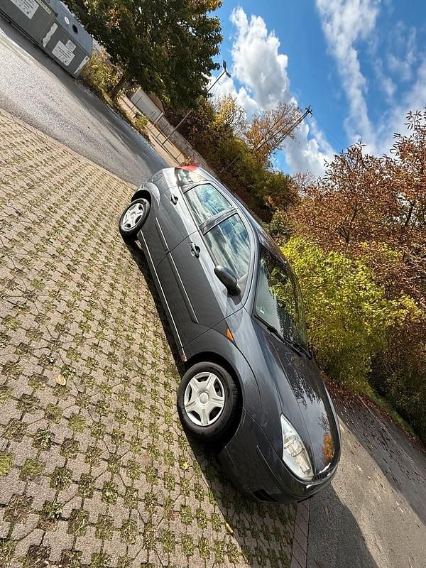 Grau Gebraucht 2002 Ford Focus Kleinwagen | 1.799 € (Teuer) - Bild 1/4