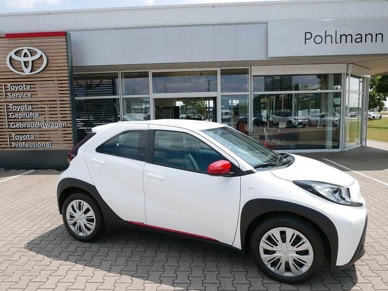 Weiß Gebraucht 2022 Toyota Aygo X-play Kleinwagen | 11.960 € (Guter Preis) - Bild 1/4