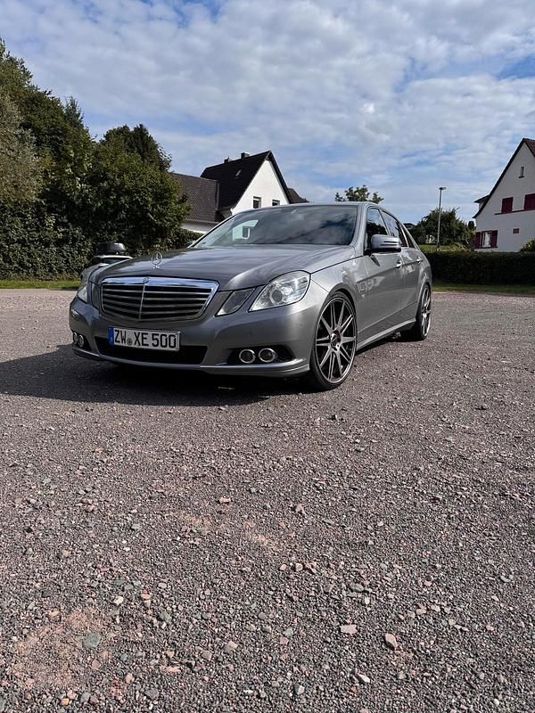 Grau Gebraucht 2009 Mercedes E250 Limousine | 6.900 € (Guter Preis) - Bild 1/4
