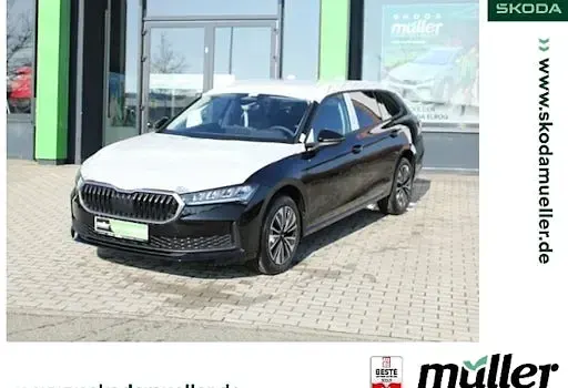 Neu Skoda Superb Essence 150 PS (110 kW) 2025 Schwarz (onyx schwarz metallic) Kombi