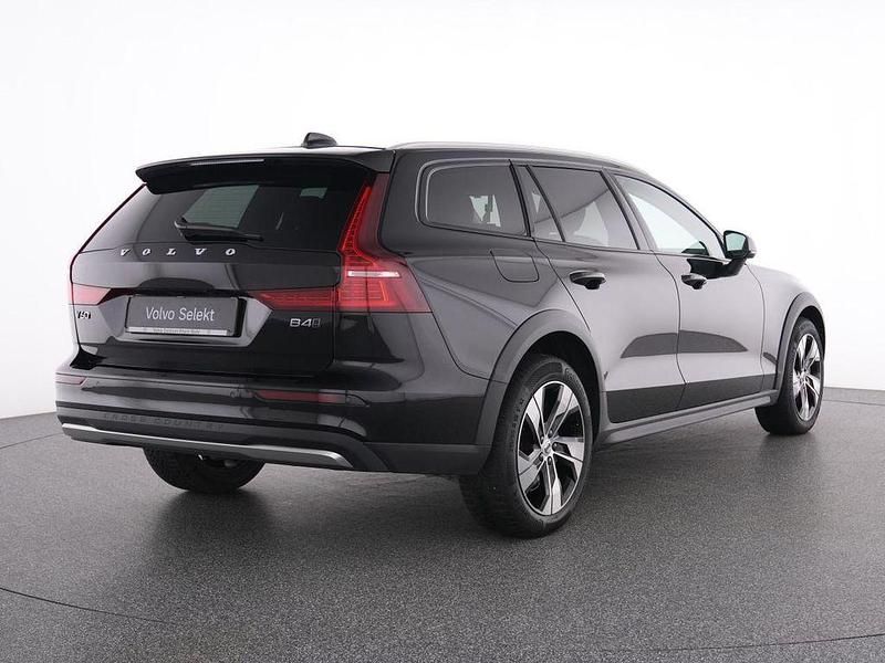 Gebraucht Volvo V60 CC Plus 197 PS (144 kW) 2024 Schwarz onyx black / metallic Kombi