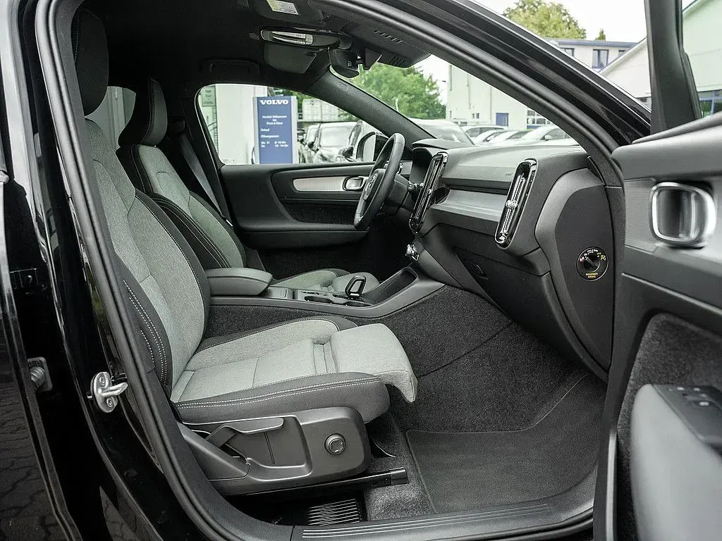 Gebraucht Volvo XC40 Core 163 PS (119 kW) 2024 Onyx schwarz SUV