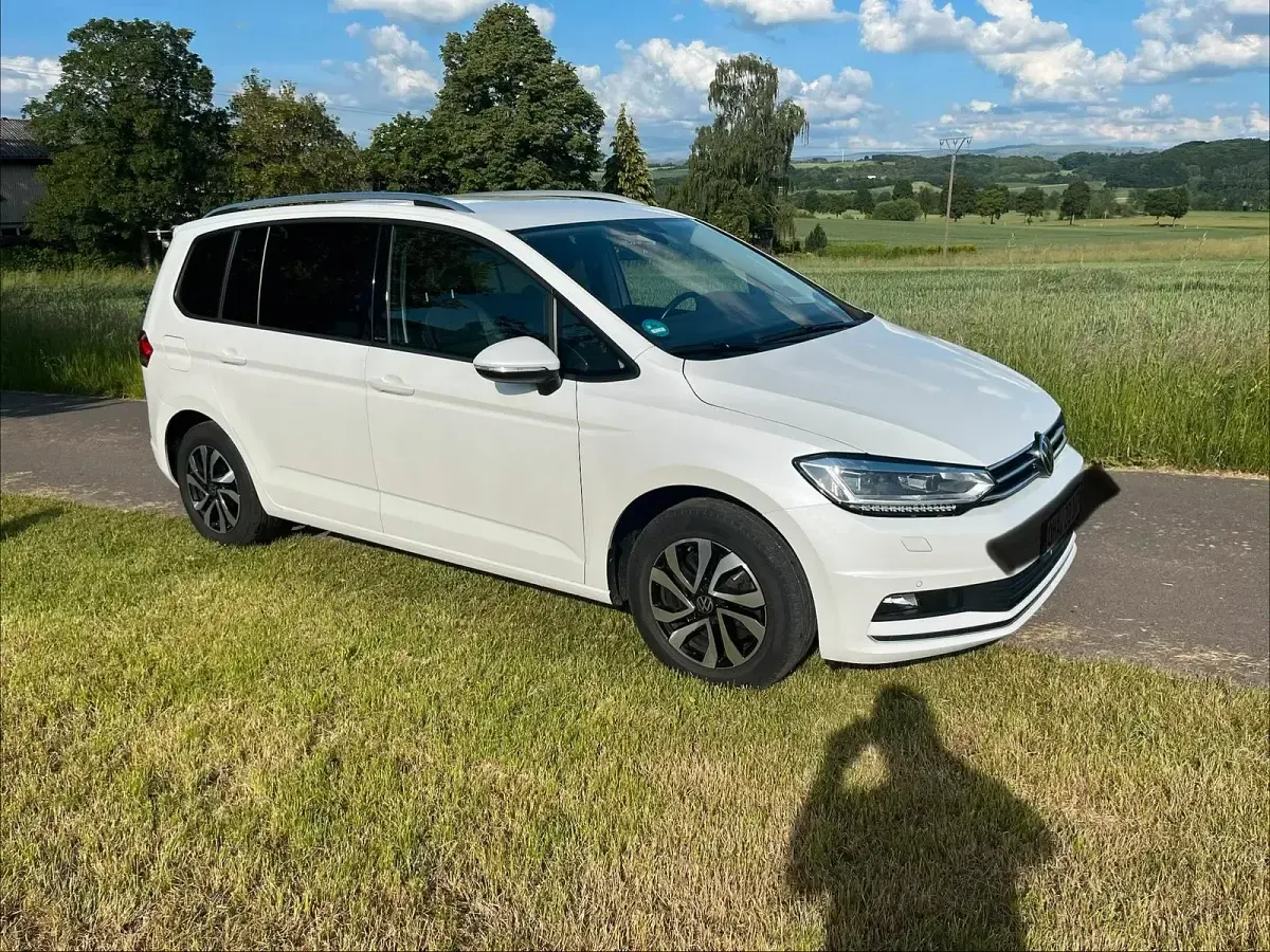 Gebraucht VW Touran 150 PS (110 kW) 2021 Weiß Van / Kleinbus