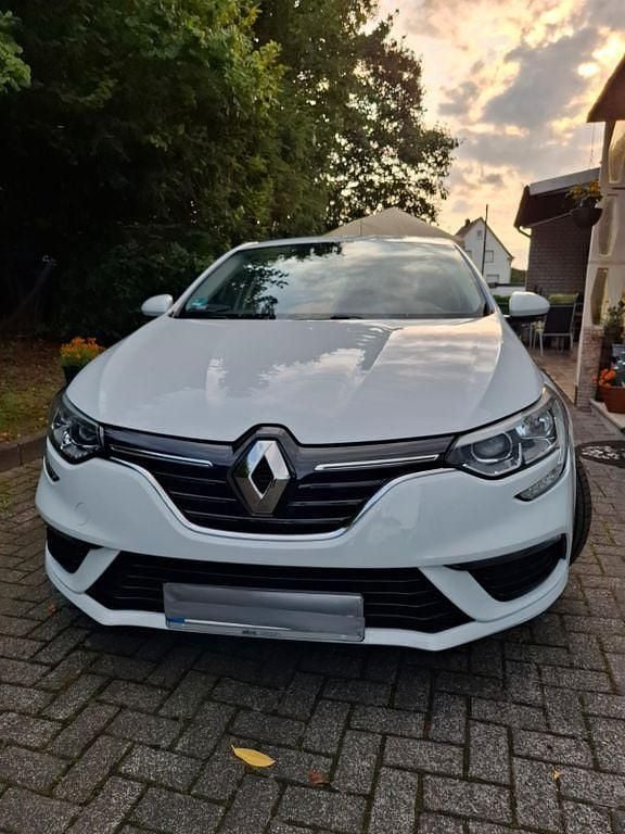 Weiß Gebraucht 2018 Renault Mégane IV LIMITED Limousine | 11.500 € (Guter Preis) - Bild 1/4