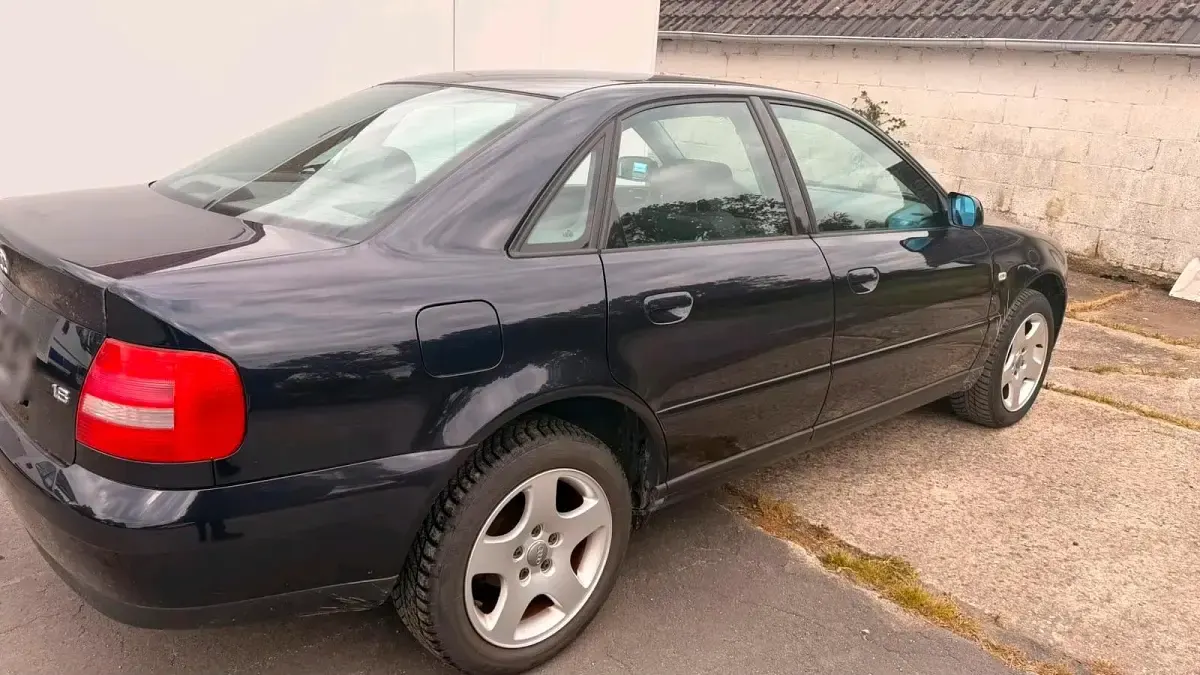 Gebraucht Audi A4 125 PS (91 kW) 2000 Blau Limousine